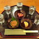 Wain - 日本酒飲み比べセットはレアな日本酒8種類のうちから4種類選べて、一口おつまみがついて1300円！