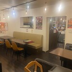 魔法のパスタ - お店の真ん中あたり