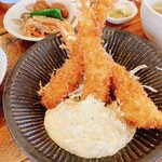 鎗屋町 つぶらや - エビフライランチ、かきたま汁、小鉢はミートボールときんぴら、白ご飯はおかわりしました。