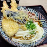 honkakuteuchiudommemmusubi - 海老天肉ぶっかけうどん(中)