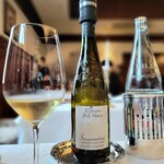 マダム・トキ - お冷やはしっかり800円のミシュラン仕様のFUJI。と、白ワイン