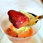 マダム・トキ - 中のイチゴ。酸味甘味、冷たいアスパラのアイスクリームと、素晴らしいハーモニーなんです