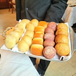 マダム・トキ - パン5種・全粒粉のシンプルなパン
      ・赤ワインとベリー
      ・ミルクパン
      ・豆乳とはちみつ
      ・フォカッチャ オリーブオイルと塩ローズマリー