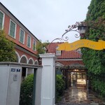 マダム・トキ - お店の外観 正面には ケーキや 焼き菓子を売っている ショップも併設されています