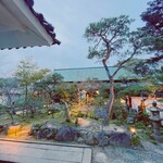 郷屋敷 - 整形八間取りの主屋を中心に、四季折々の美しい日本庭園が広がり、一品料理や会席料理、そして名物のうどんを楽しむことができる。