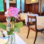 マダム・トキ - テーブルの薔薇、店内の雰囲気
