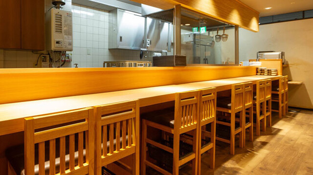 座席 : 炭火焼鳥 いっぽん松 - 堺筋本町/焼き鳥 | 食べログ