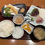 海鮮茶屋 一鮮 - 【2024.4.12(金)】日替りランチ（本日の刺身2種＋野菜と烏賊の天ぷら）990円