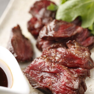 A charcoal-Bistro that you can enjoy with all five senses. The daily charcoal-grilled brand beef is also appealing.