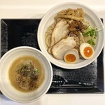 英 - ・濃厚豚骨と魚介のWスープつけ麺 大盛 1,250円/税込
            ・味玉 130円/税込