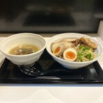 英 - ・濃厚豚骨と魚介のWスープつけ麺 大盛 1,250円/税込
            ・味玉 130円/税込