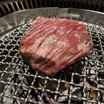 Korian Dainingu Tejiteji - ■黒毛和牛 特上ハラミ　¥3.500
      かたまりのまま焼いてハサミでカットして食べます。
      閉じ込められていた肉の旨みが口の中で一気に開放！