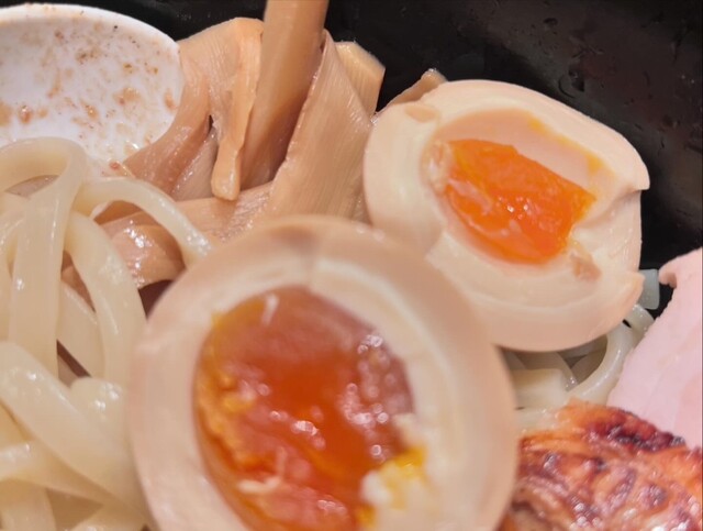 ラーメン百名店EAST 4年連続受賞の支店 : アンダーグラウンド ラーメン 頑者 コクーンシティ店