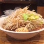 ガッツリラーメン それは私のおいなりさんだ - ラーメン並野菜マシ　高さあります