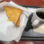 カフェ・ベローチェ - モーニングセットAカップ　480円 ブレンドコーヒー・トーストサンド（とろ〜りチーズ&ツナ）チェダーチーズ！