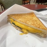 カフェ・ベローチェ - トーストサンド（とろ〜りチーズ&ツナ）チェダーチーズ！