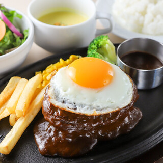 Full of volume! Satisfy your stomach and soul with the “hot iron plate Hamburg ”♪