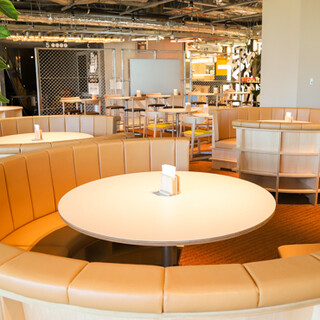 A spacious space with seating for 100 people! There is also terrace seating overlooking the Harajuku streetscape.