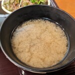 鳥由 - しじみの味噌汁
卓上の山椒で軽くチューン