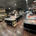 くら天然魚市場 - 中はお魚屋さん！