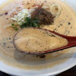 麺屋 愛心 - ネーミングのとおり、フランス料理のエビのビスクのような濃厚で芳醇な海老の旨味、香りのスープ。