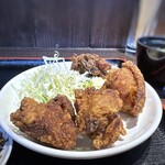 酒佳蔵 - から揚げは大きめが4個。お醤油だれに漬けた家庭的な味わいの品。