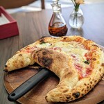 Pizza & Garlic Shrimp LUNA ROSSA - 頂いたのは、先ずは看板メニューの「ルナロッサ」(2,800円)　島唐辛子のピカンテオイルが添えられています。