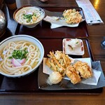 本格手打 あかみち - かけうどん(大 2玉)、おむすび、分けてもらった野菜のかき揚げ、出汁漬け卵天、とり天