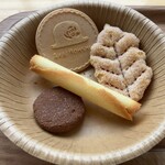 ちぼり湯河原スイーツファクトリー 湯河原本店 - バイキング用クッキーは8種類なのでまずはEちゃんと全種類を1個ずつ取りました