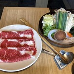 木曽路 - 写真は1人前、1枚目はお給仕の方がお手本を見せてくださり、2枚目は練習して、3枚目は本番にと赤身のお肉を柔らかく美味しく頂きました。