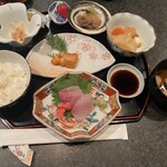 みどり - 先ずは御膳とお味噌汁の提供あり　