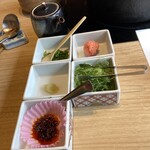木曽路 - 左側はゴマだれ用薬味と食べるラー油、右側はポン酢用薬味です。