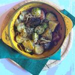 芽包菜和蘑菇的凤尾鱼土豆烤炉烧