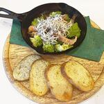 釜揚小沙丁魚和甜蝦、羅曼尼斯科的大蒜橄欖油風味 (附法式面包4片)