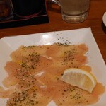 242390551 - 鶏生ハムカルパッチョ　　５５０円
                      ちょっと変わってるなぁと思って、注文したカルパッチョ。
                      ホントにお味が生ハムなので、ワイン欲しくなったけど、メニューにワイン無くて、ちょっと残念でした。