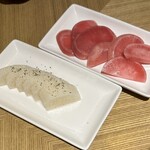 ラーメン酒場　酔っ手羽大王 - 山芋のわさび漬けと赤カブ漬け
