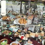 レストラン カタヤマ - 背面ガラス張りの食品サンプルで奥行きが広がり美味しそうに見えるアイデア！