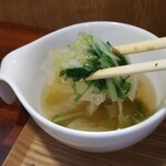 キッチン ブルー グローブ - 具沢山な白菜スープ