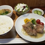 キッチン ブルー グローブ - スペアリブポシェ　塩レモンペッパーソース