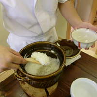京しずく - ご飯は目の前でよそってくださいます。