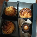 ラ パティスリー カツラ - 暗くてすみません。手前右手がカヌレです