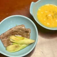 岡半 - 卵は仲居さんが最低限といたうえであとはお好みです。自分で卵につけるスタイル
