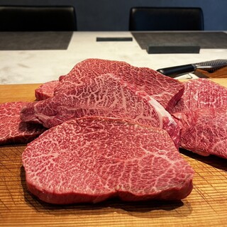 [Carefully Selected Japanese Black Beef] We only use A4 and above female cows, mainly from Kyushu.