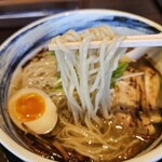 Ramen Shinta - 細麺が端麗スープにベストマッチ