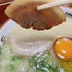 長浜ラーメン 味のまんぷく - ラーメン　(生)たまご　¥700 チャーシュー　アップ