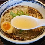 Ramen Shinta - 鶏油が食欲を促進。飲み干したくなるスープですね♪