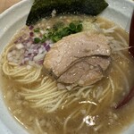 Mengoya Techi - 紫と緑の差し色が綺麗｡味噌も綺麗だし、店のこだわりか？