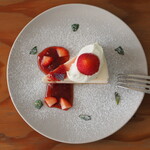 FLUMINA - 苺のレアチーズケーキ（700円）