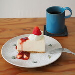 FLUMINA - 紅茶とラベンダーのブレンド（650円） 苺のレアチーズケーキ（700円）