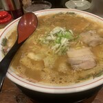 豚まるラーメン - 前を済みません！と、波並みと入った大盛りが着丼してｸﾚﾏｼﾀ♡